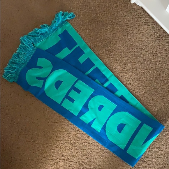 Scarf (The Hundreds) REVERSIBLE - Picture 2 of 2